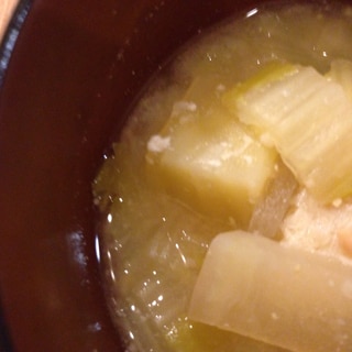 じゃがいもと大根と白菜と凍み豆腐の味噌汁